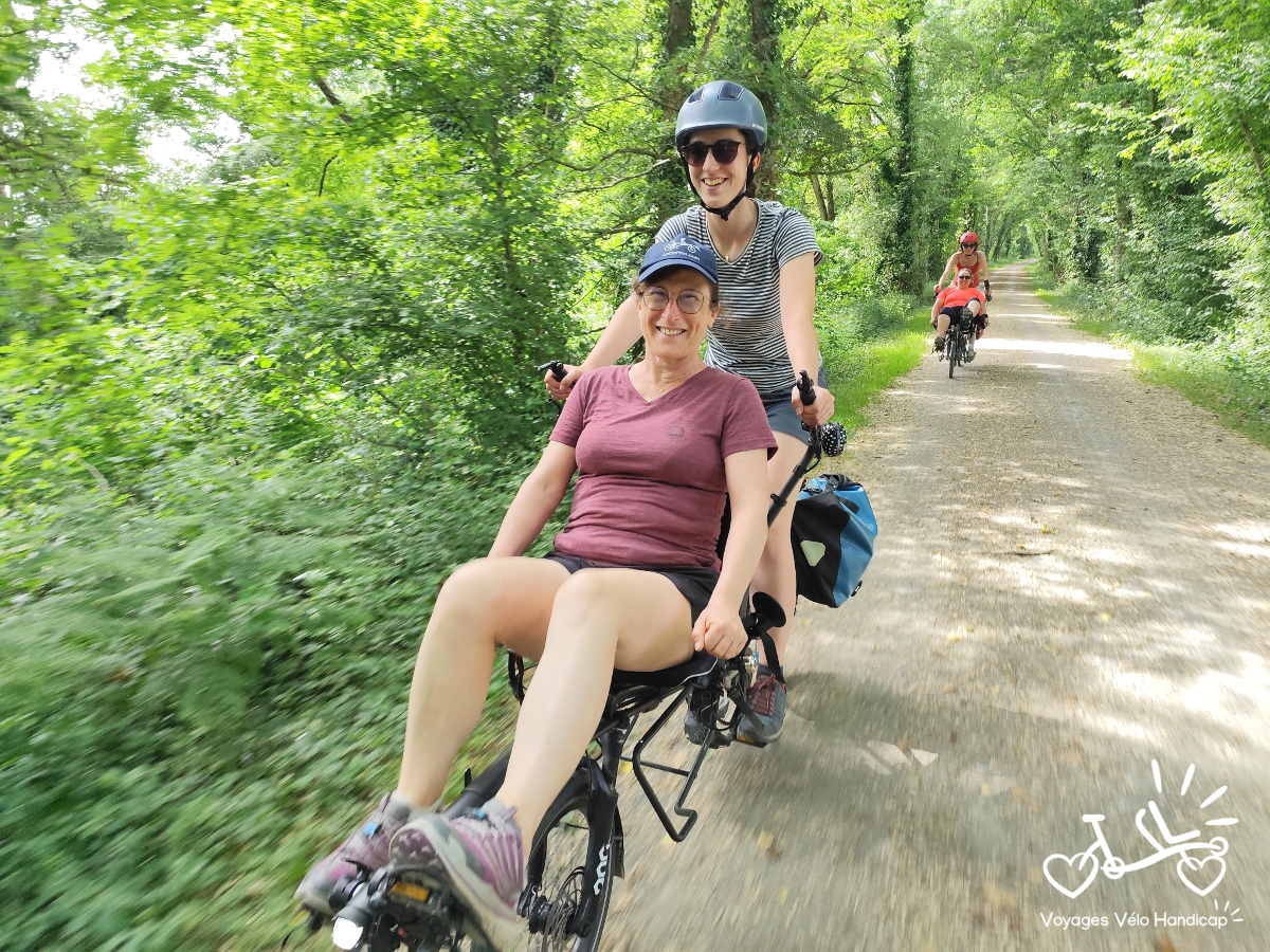 Deux cyclistes heureuses sur un tandem Pino