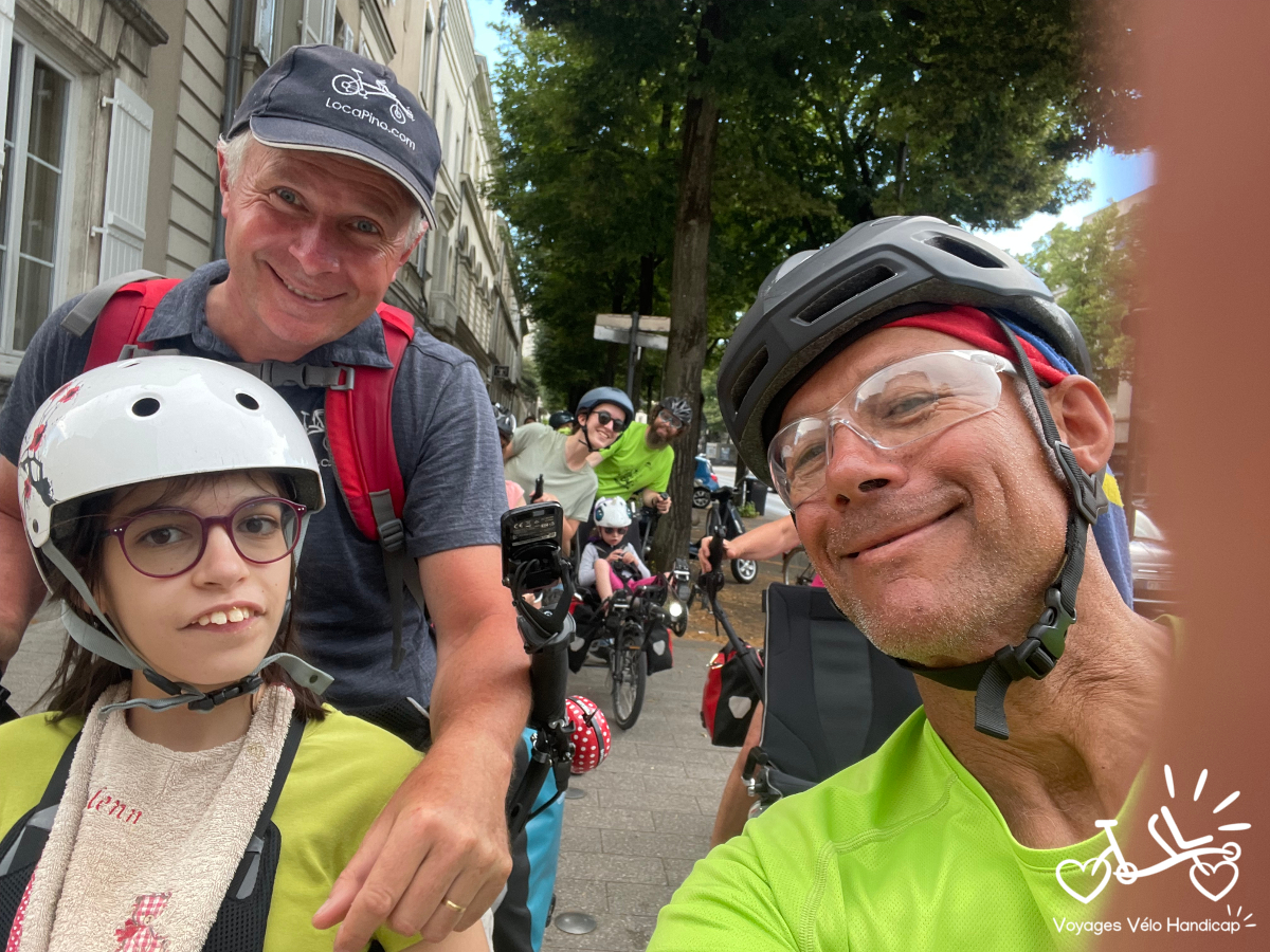 Un groupe de randonneurs à vélo handicap à tandem Pino à Angers