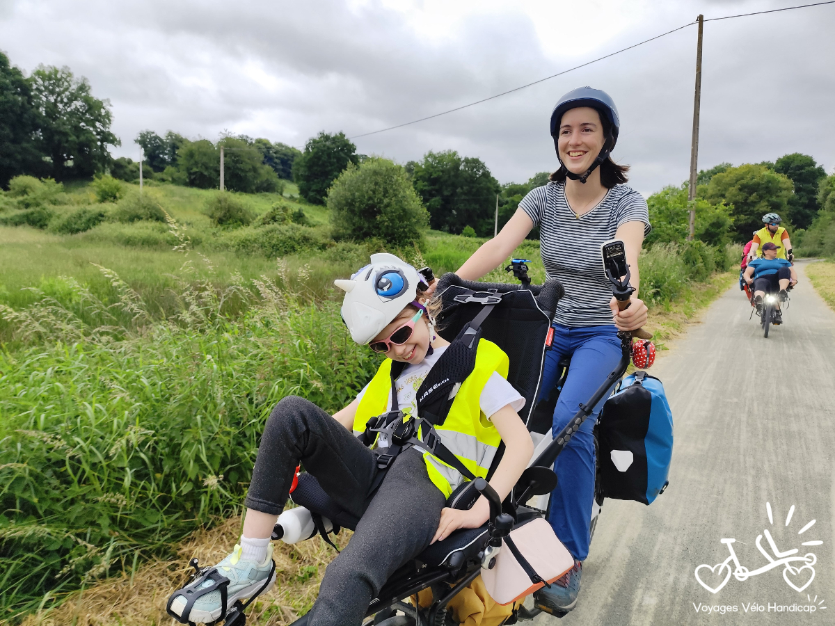 Une adulte et un enfants sur un Pino le long de la Mayenne sur la VéloFrancette