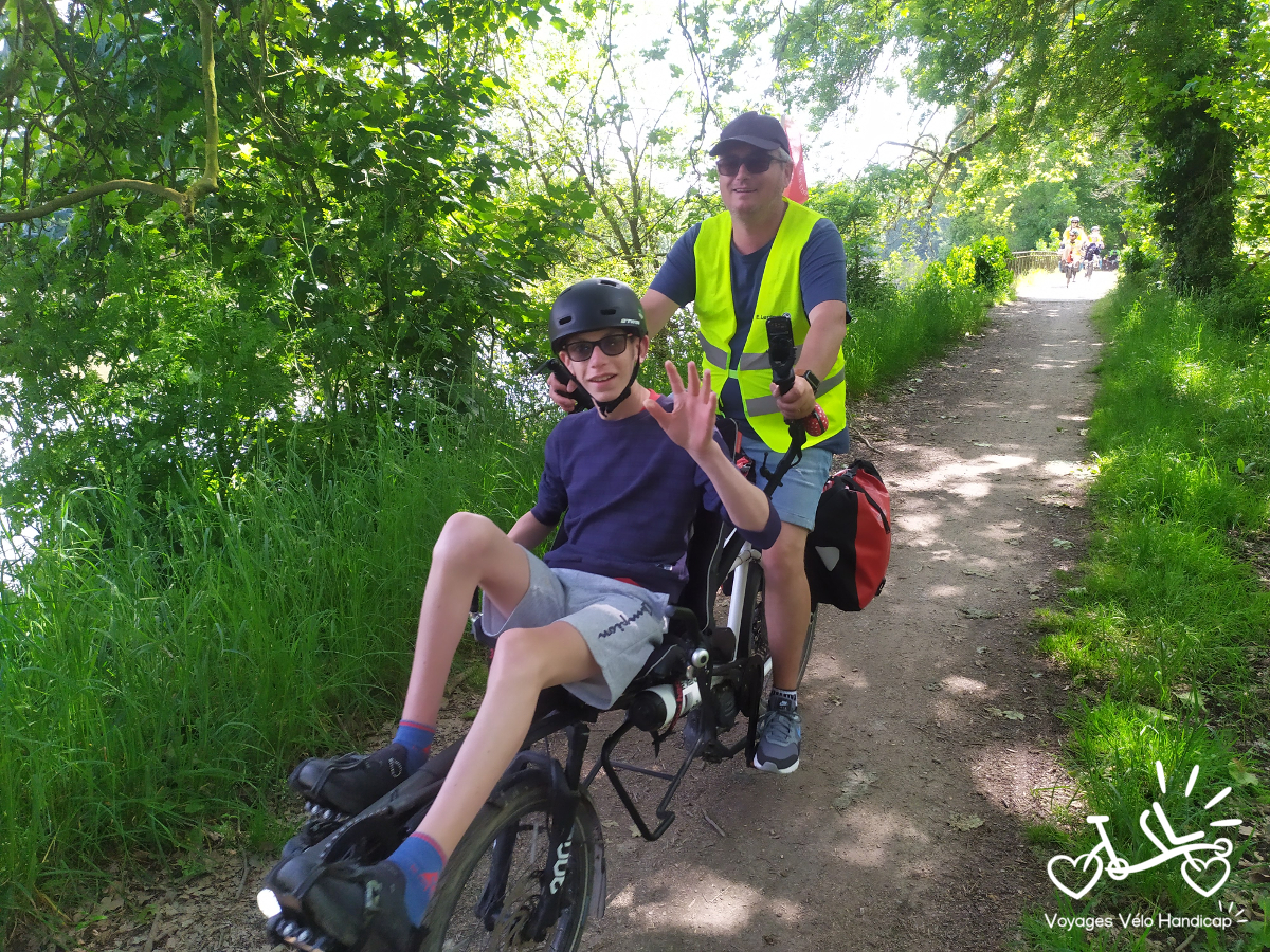 Deux personnes dont une en situation de handicap sur un tandem Pino