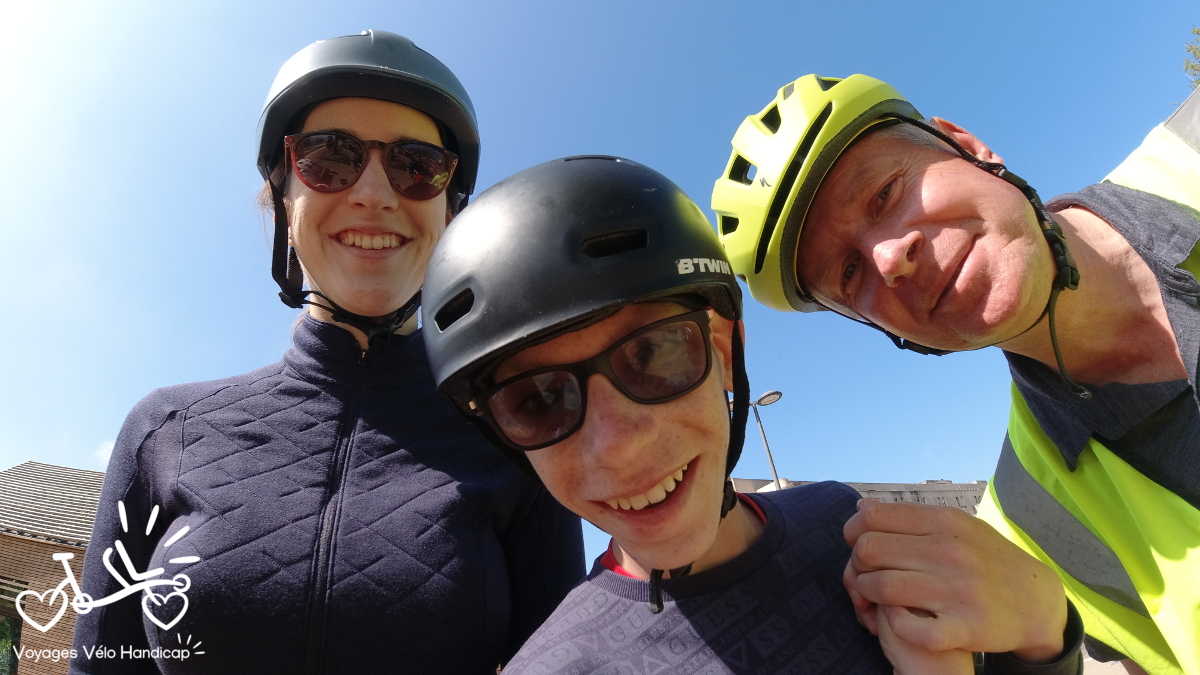 Des personnes heureuses de voyager à Pino malgré leur handicap